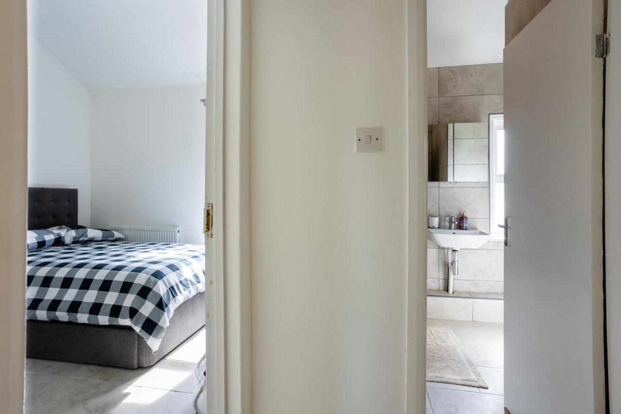 4 Bedroom House With Garden, Parking & 3 Mins Walking Distance From Train Station Feriehus London