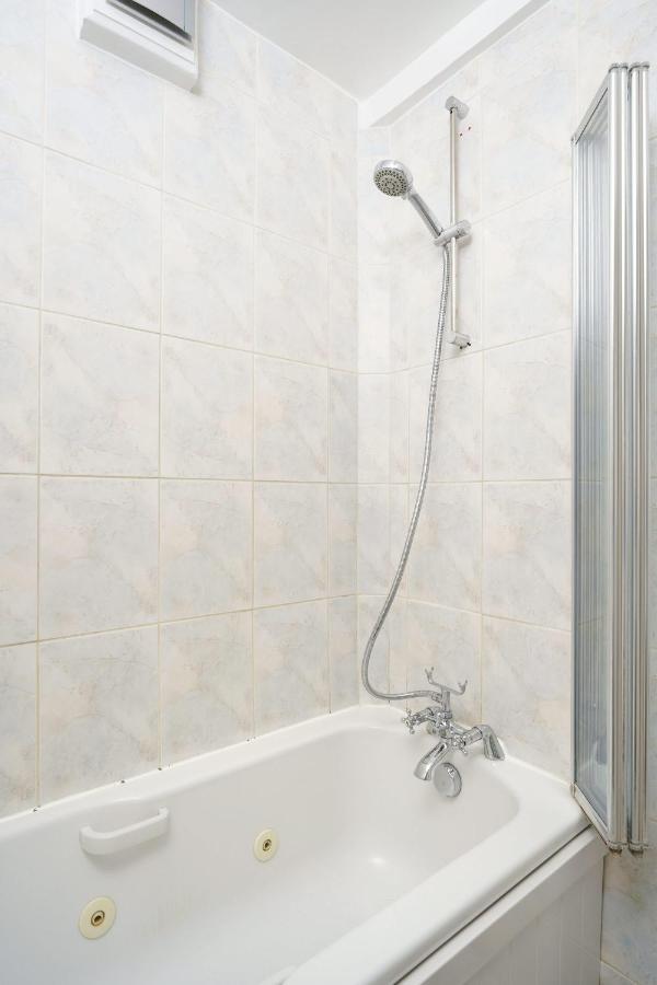 Location Oxford Str, Soho 2 Bedr, 3 Beds, 2 Bath London