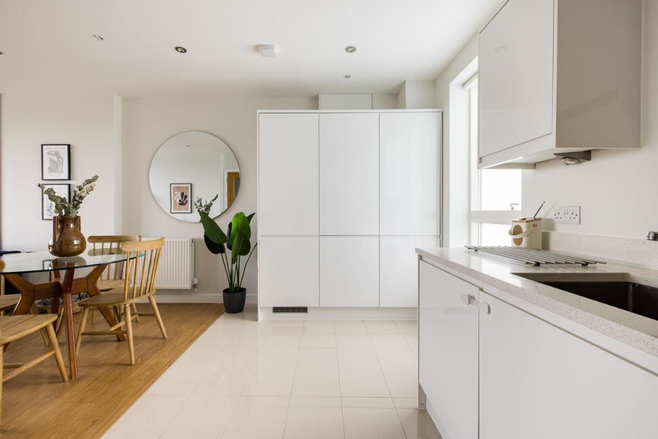 The Limehouse Classic - Endearing 2bdr Flat With Balcony Lägenhet