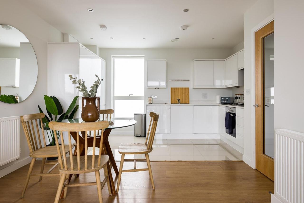 The Limehouse Classic - Endearing 2bdr Flat With Balcony Lägenhet