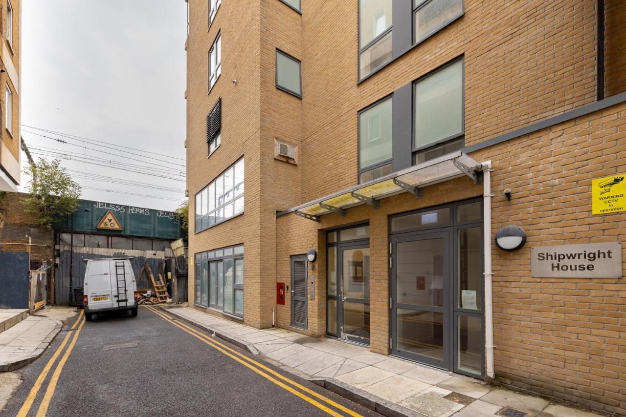 Lägenhet The Limehouse Classic - Endearing 2bdr Flat With Balcony London