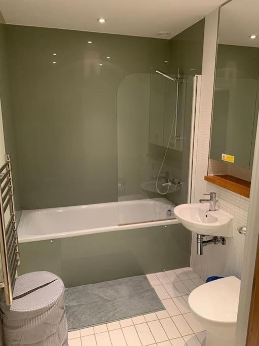 Stunning 2 Bed Flat! Centrally Located In London, Uk! Lägenhet *