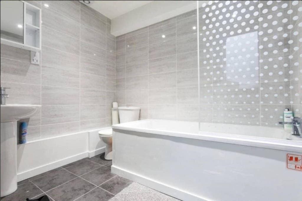 Renovated 4 Bed Flat In Islington *