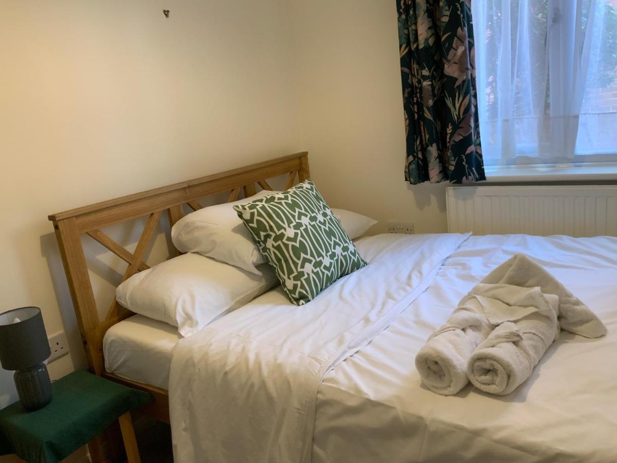 2 Bedroom Near Southfields Apartment *