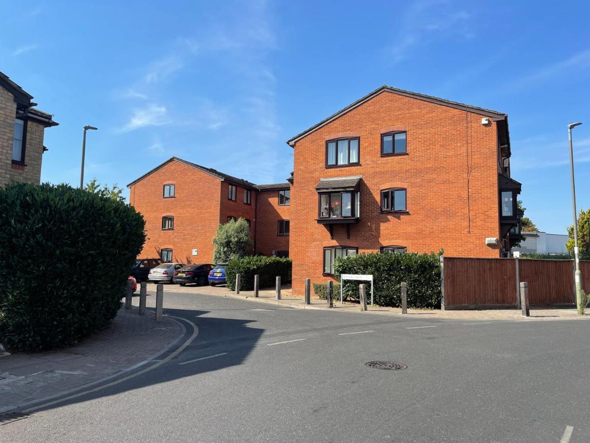 2 Bedroom Near Southfields Apartment