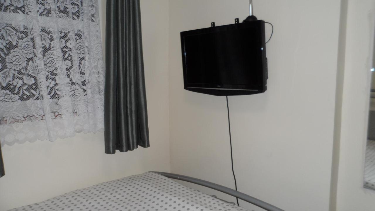 Bubblesbnb 7 Bedroom House, 16 Beds, Sleeps 22 * Londen