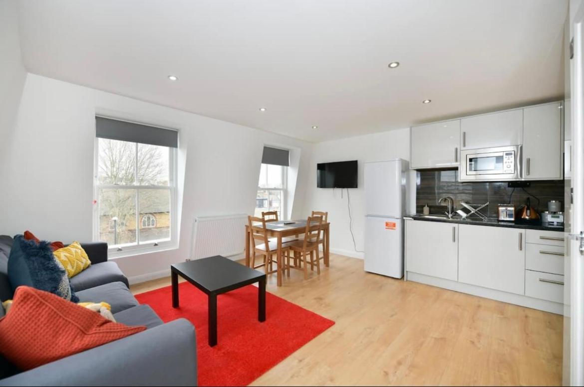 Lovely 2 Bedroom Serviced Penthouse Battersea Park Road Apartment