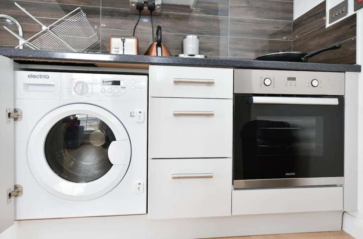 Lovely 2 Bedroom Serviced Penthouse Battersea Park Road Apartment