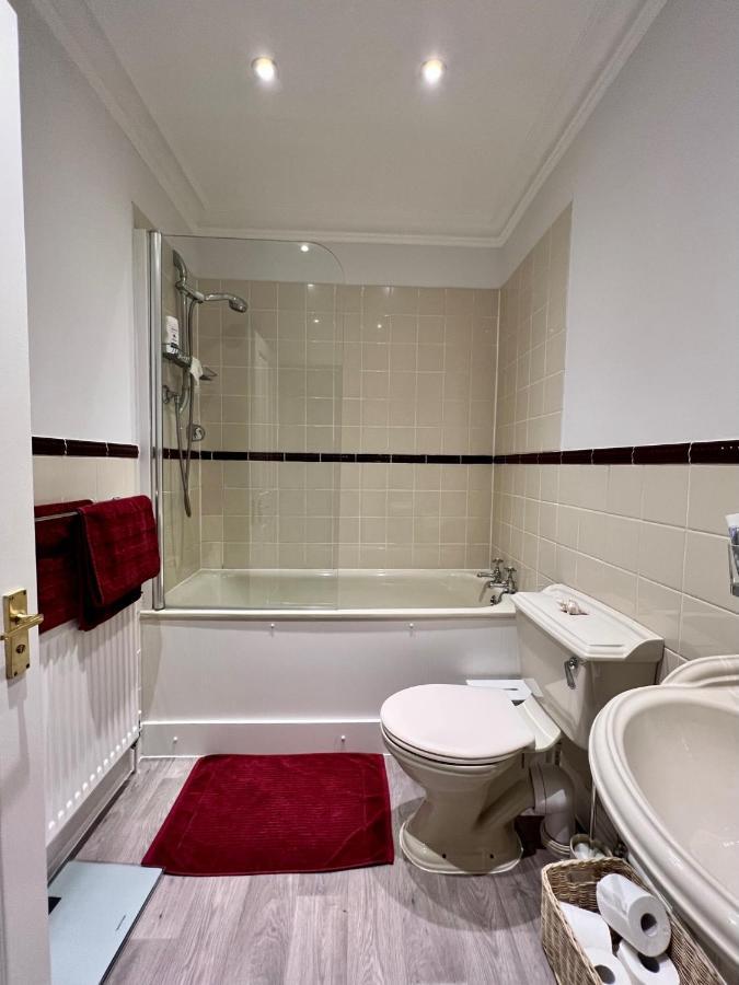Stylish One-bedroom With Private Patio In Zone 2 Lägenhet *