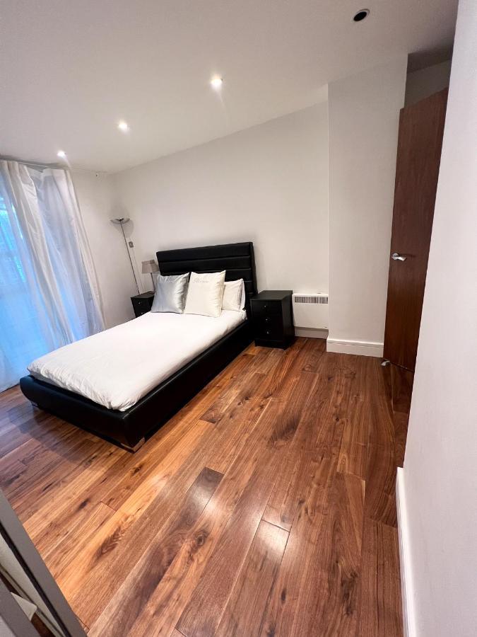 Luxury Plaza Riverside Apartment London