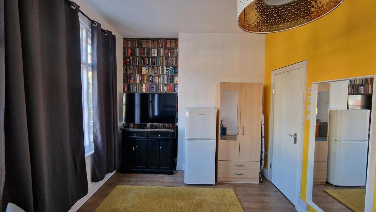 Private Self-contained Studio Close To Hampstead, Golders Green & Camden Town Appartement Londen