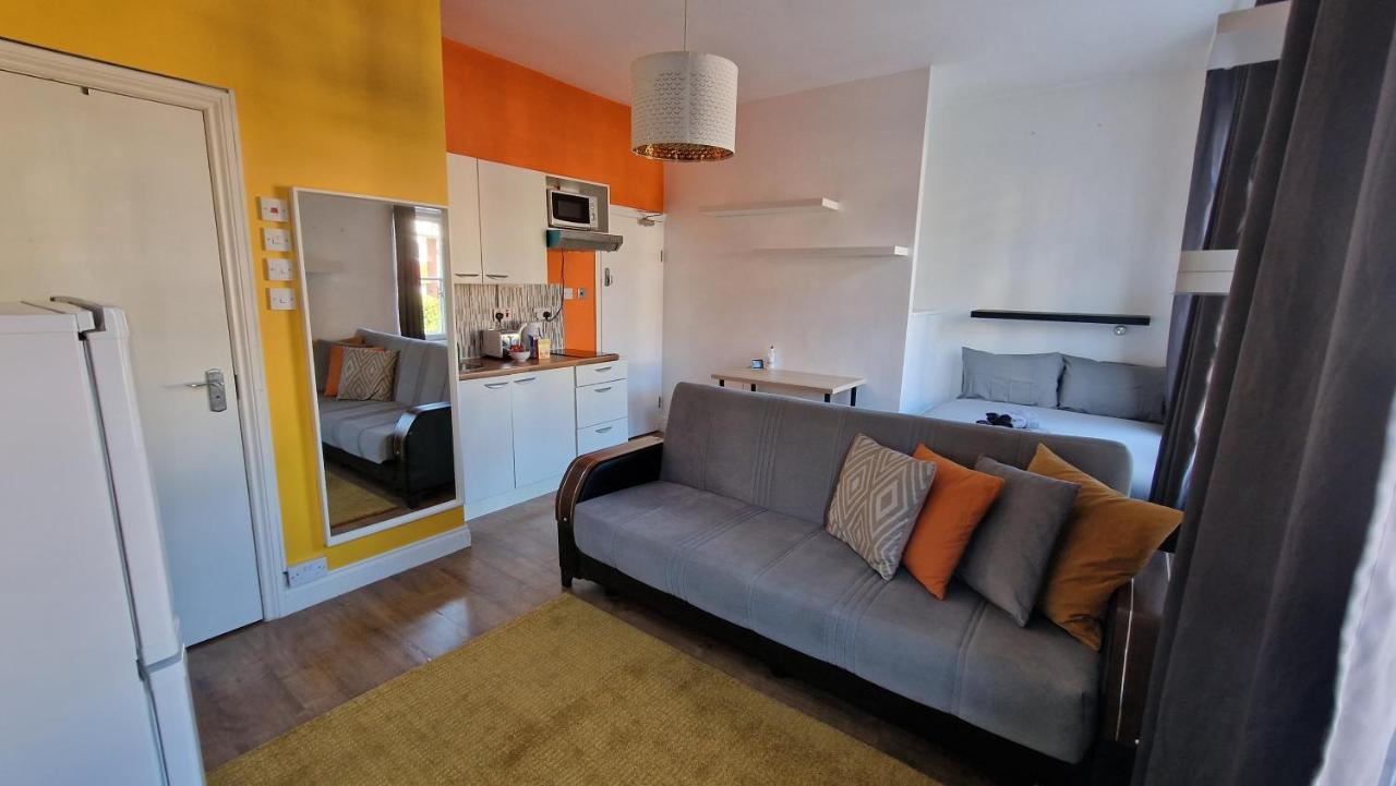 Private Self-contained Studio Close To Hampstead, Golders Green & Camden Town Appartement Londen