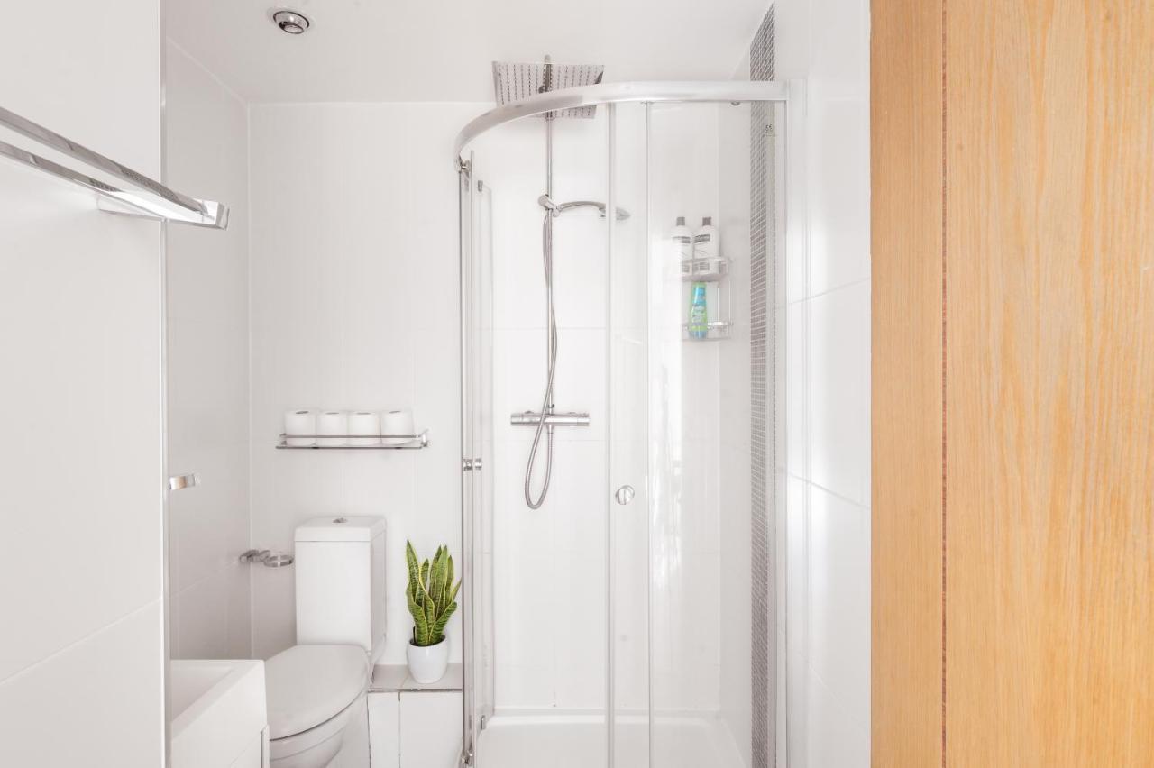 Riverside Balcony Apartments, 10 Minutes From Oxford Circus Londen
