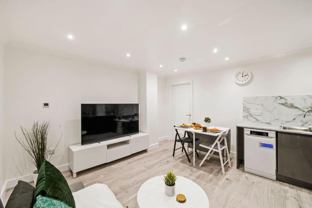Apartment Modern 2 Bedroom In The Heart Of