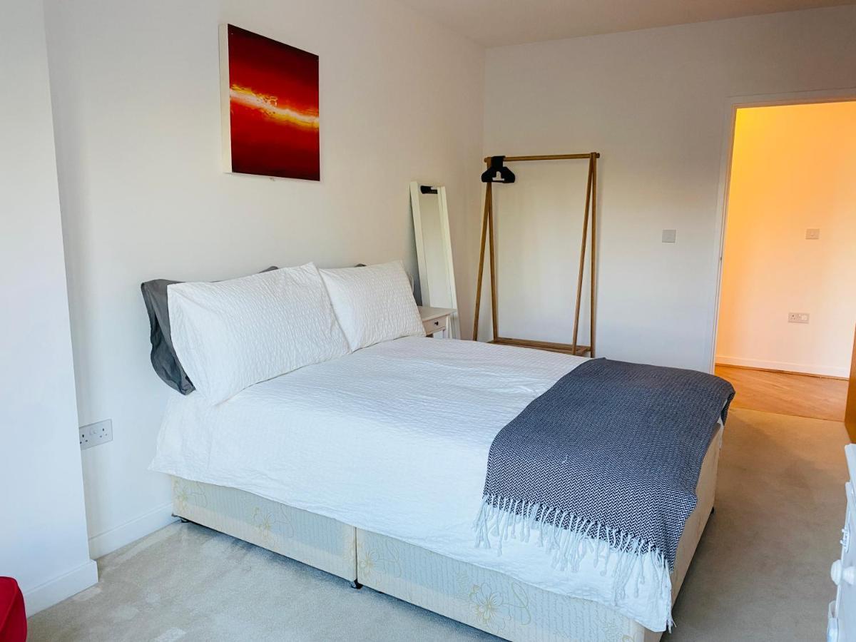 Spacious Two Bedroom In Balham Apartment *