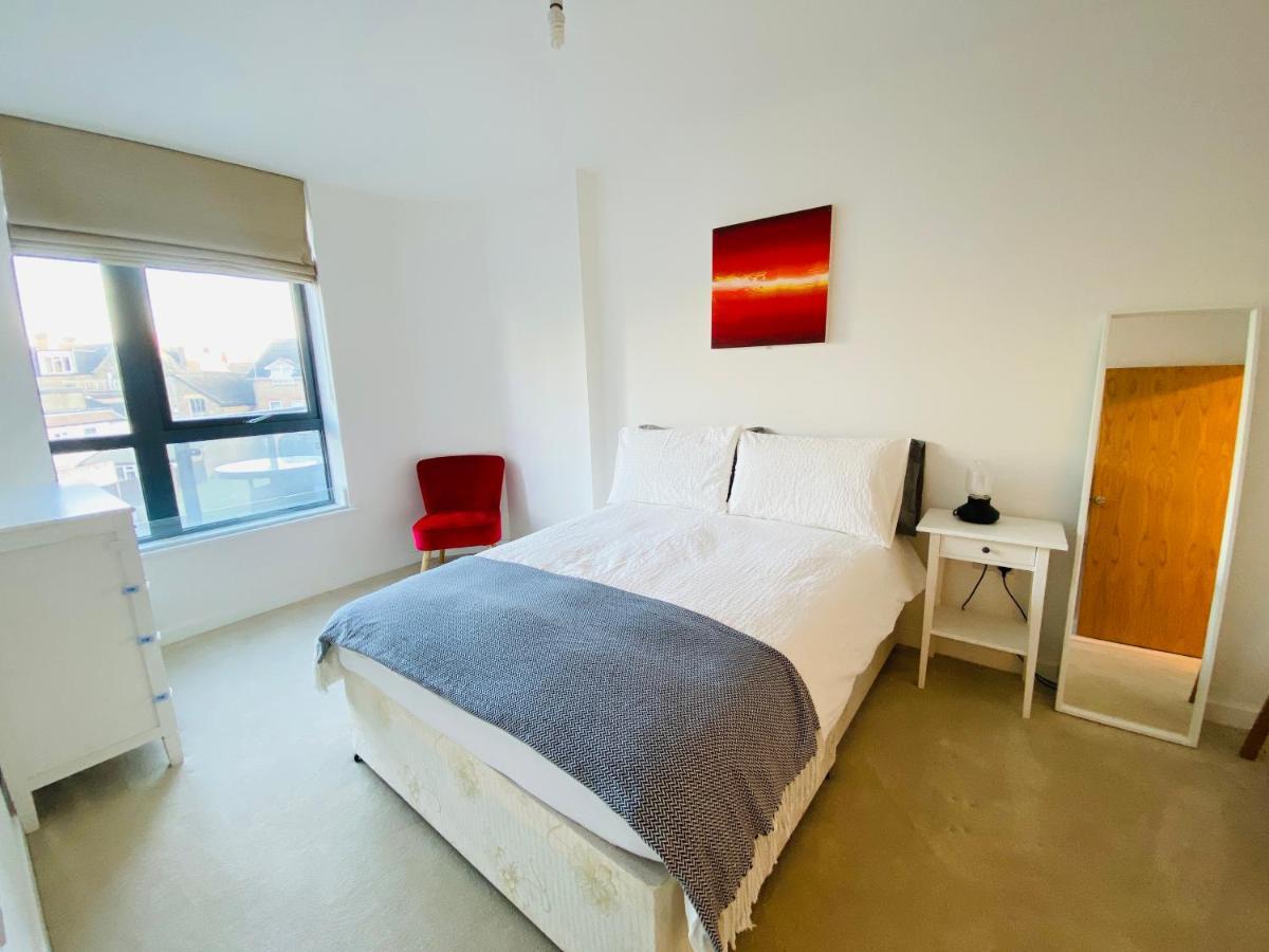 Spacious Two Bedroom In Balham Apartment *