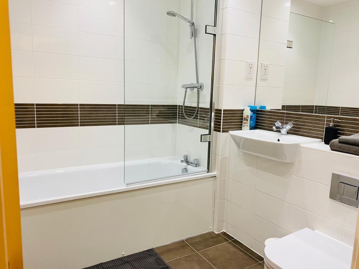 Spacious Two Bedroom In Balham Apartment *