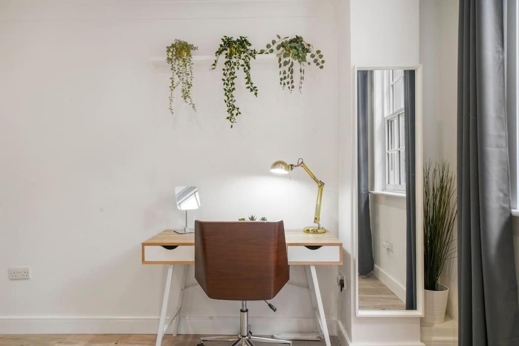 Modern 2 Bedroom In The Heart Of Apartment *