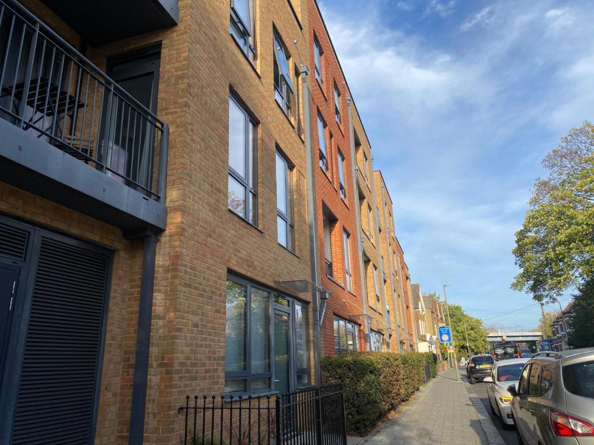 Spacious Two Bedroom In Balham *