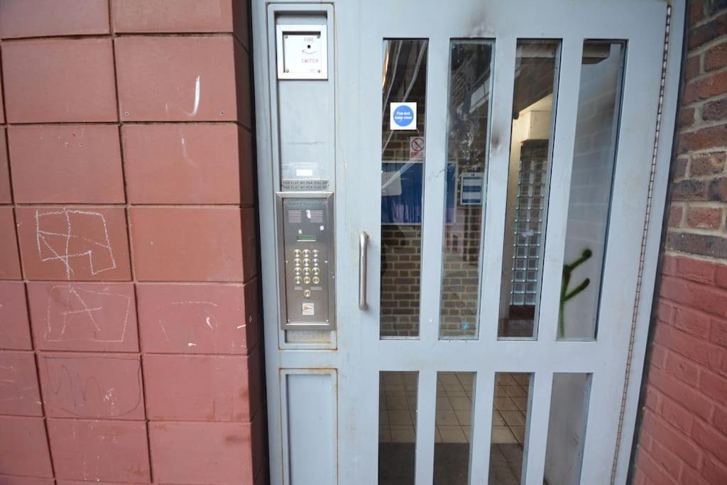 Lovely 4 Bedroom Close To The City Walking Distance From The Rivere View London