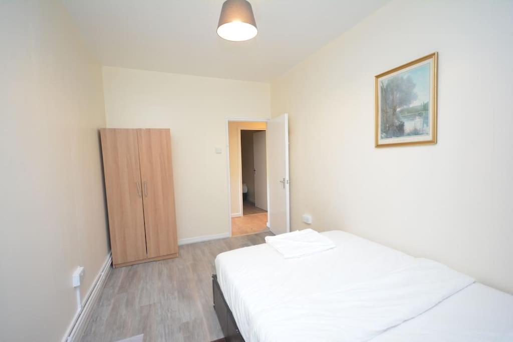 Lovely 4 Bedroom Close To The City Walking Distance From The Rivere View * London