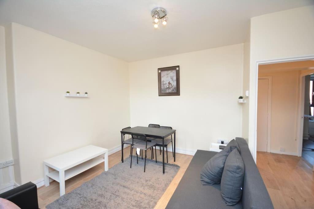 Lovely 4 Bedroom Close To The City Walking Distance From The Rivere View Apartment