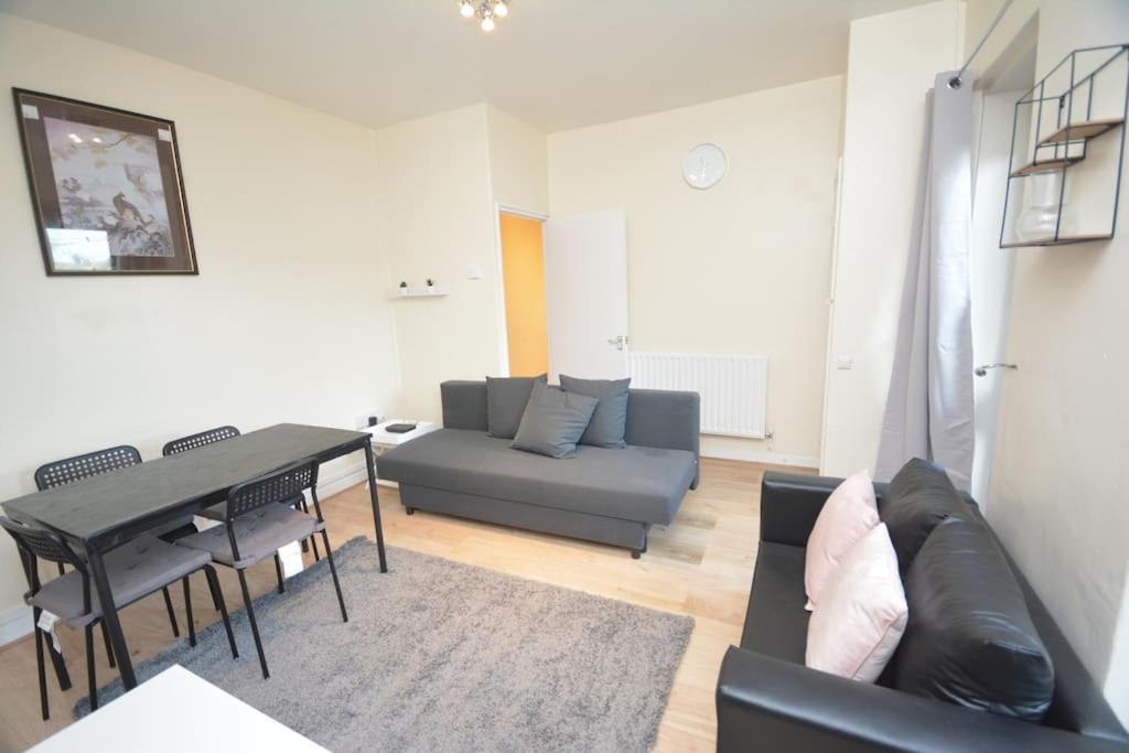 Lovely 4 Bedroom Close To The City Walking Distance From The Rivere View Apartment