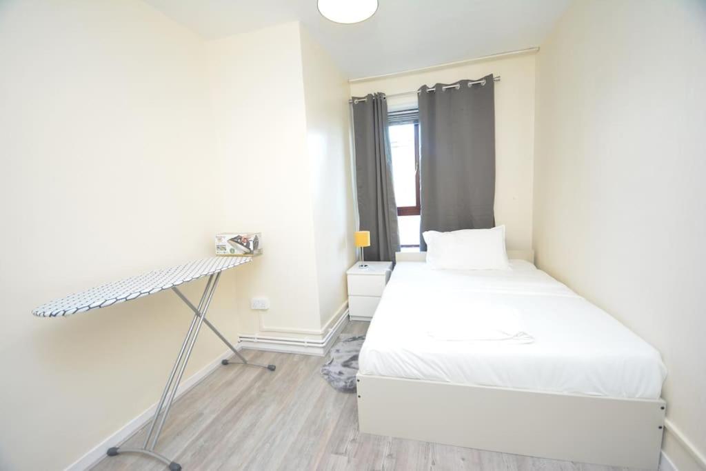 Lovely 4 Bedroom Close To The City Walking Distance From The Rivere View Apartment London