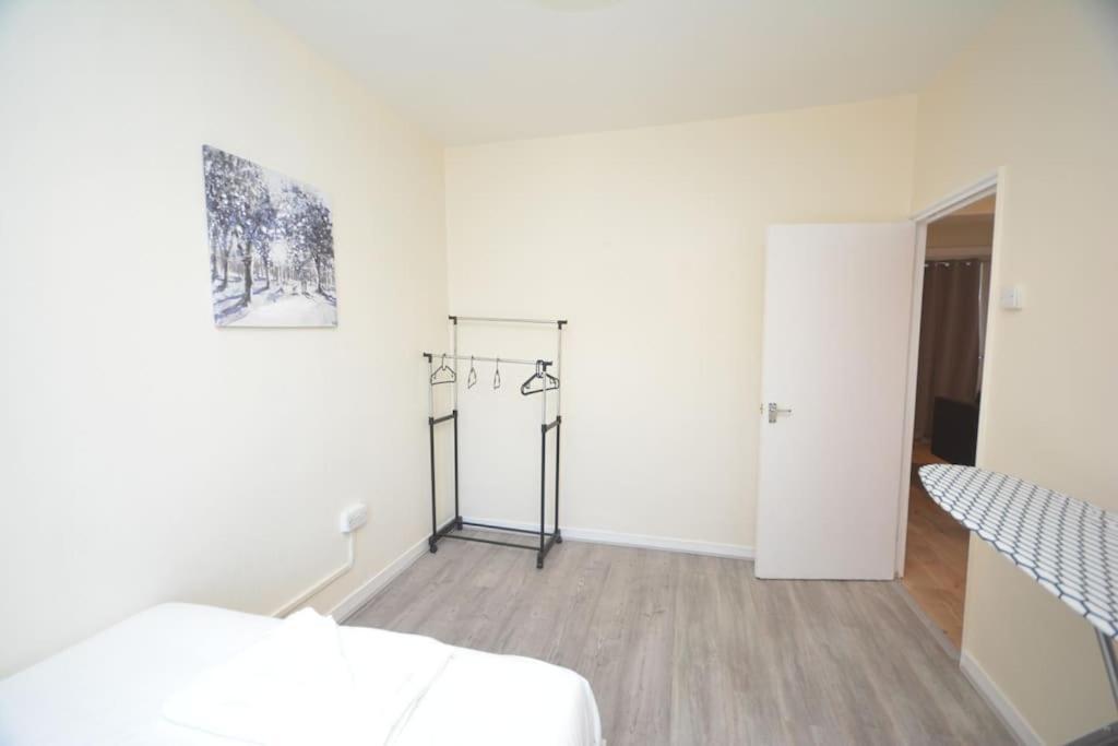 Lovely 4 Bedroom Close To The City Walking Distance From The Rivere View London
