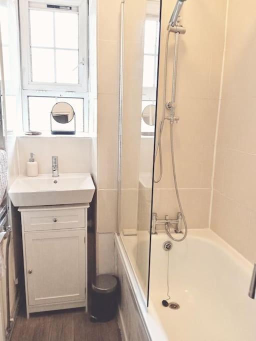 Greenwich 1930s Retro Flat