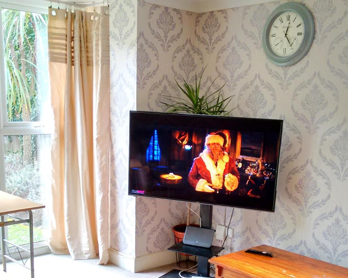 2 Bedrooms & 2 Bathrooms With An Ensuite Apartment London