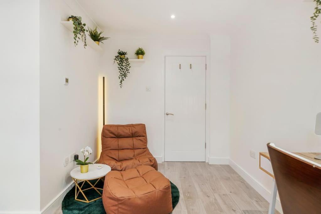 Modern 2 Bedroom In The Heart Of Apartment *