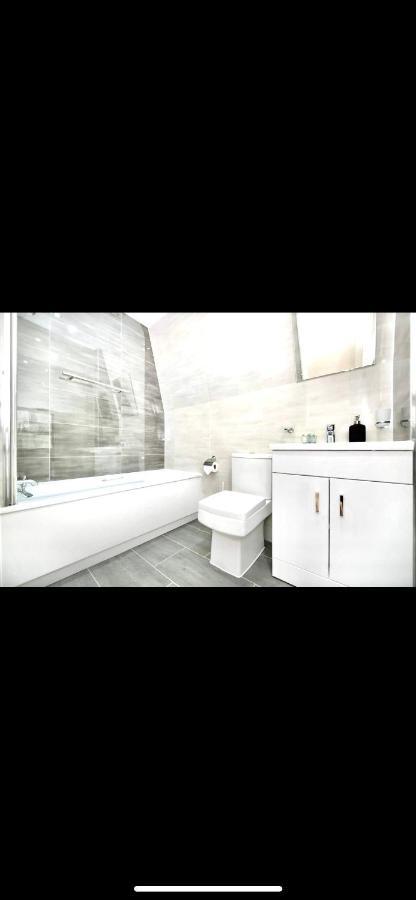 Lovely 2 Bedroom Serviced Penthouse Battersea Park Road Apartment *
