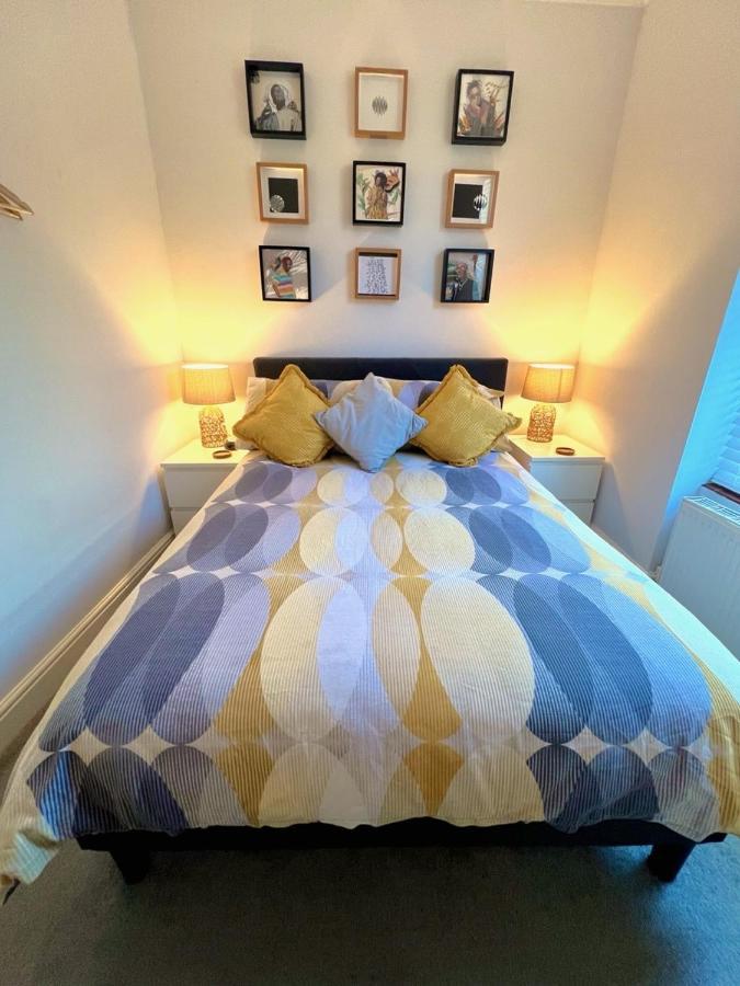 Stylish One-bedroom With Private Patio In Zone 2 Lägenhet *