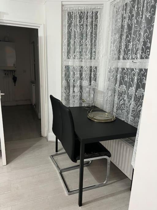 Lovely 1-bedroom With Free Parking & Garden. Lejlighed *