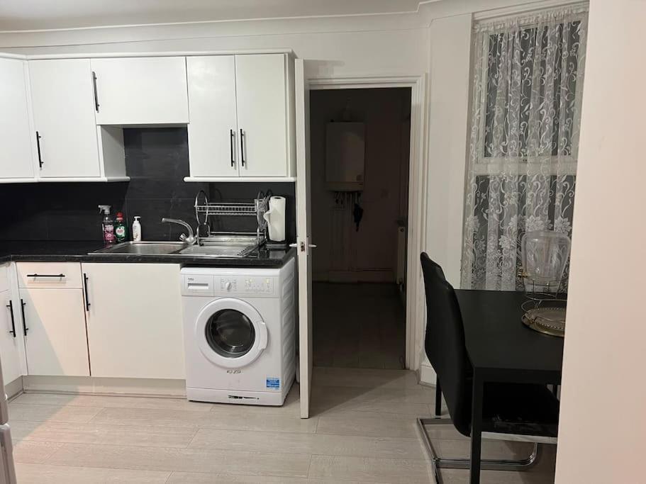 Lejlighed Lovely 1-bedroom With Free Parking & Garden. London