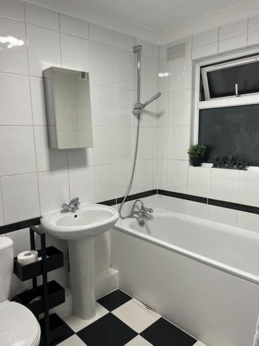 Lejlighed Lovely 1-bedroom With Free Parking & Garden.