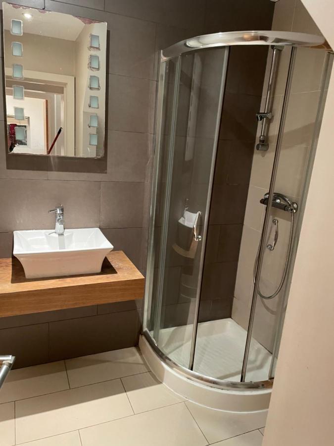 Cozy & Spacious 2 Mins Away From Train Station Privat bolig London