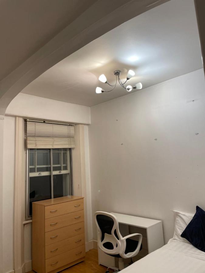 Privat bolig Cozy & Spacious 2 Mins Away From Train Station