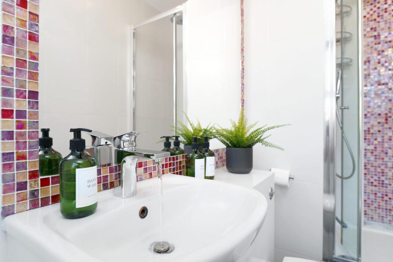 Location Oxford Str, Soho 2 Bedr, 3 Beds, 2 Bath Apartment London