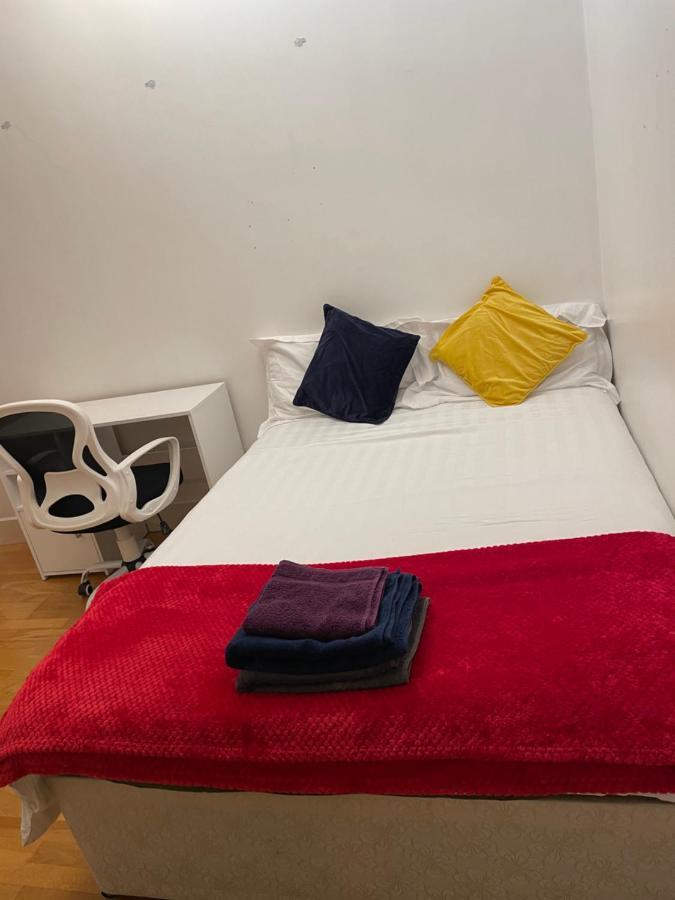 Cozy & Spacious 2 Mins Away From Train Station Privat bolig London
