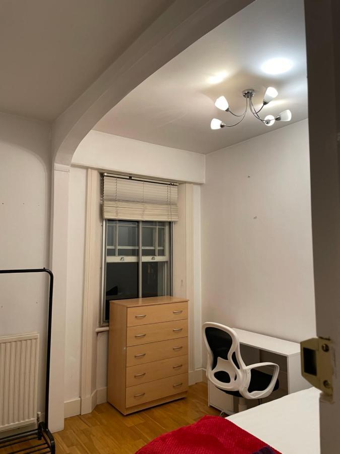 Cozy & Spacious 2 Mins Away From Train Station Privat bolig London