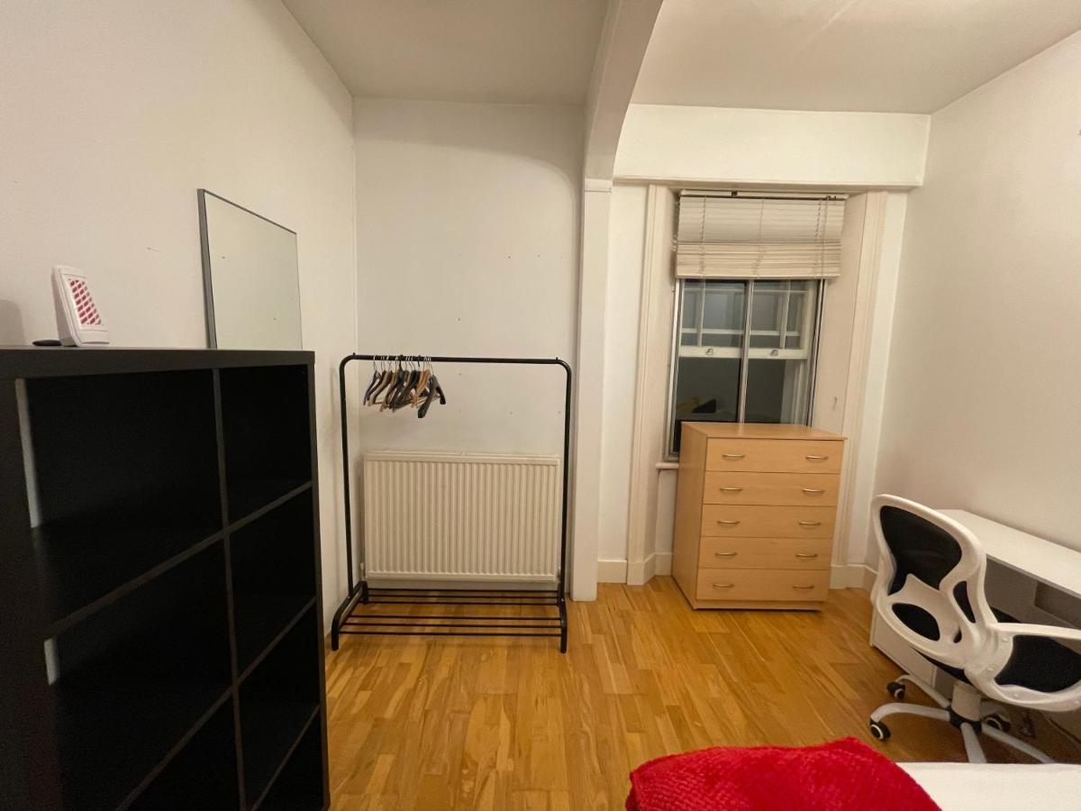 Cozy & Spacious 2 Mins Away From Train Station Privat bolig London