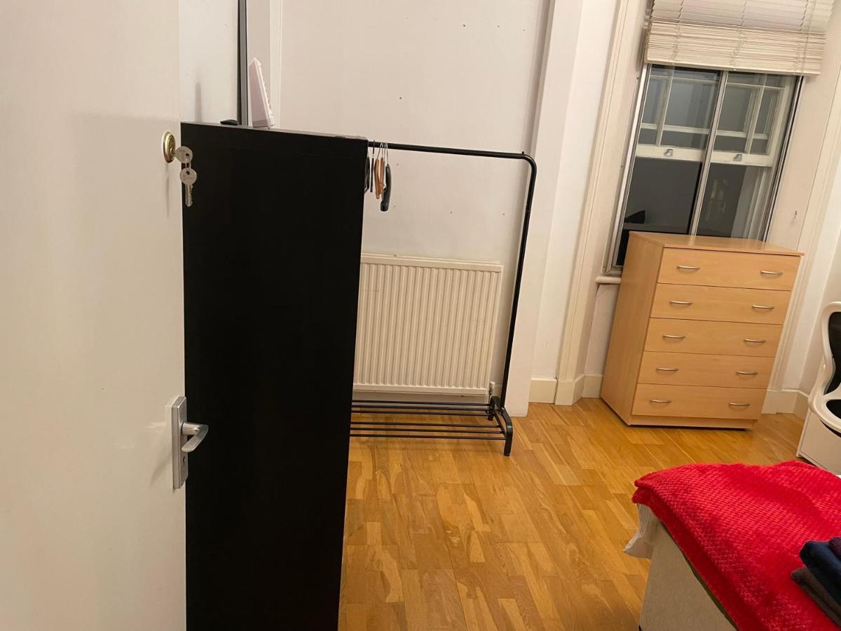 Cozy & Spacious 2 Mins Away From Train Station Privat bolig *