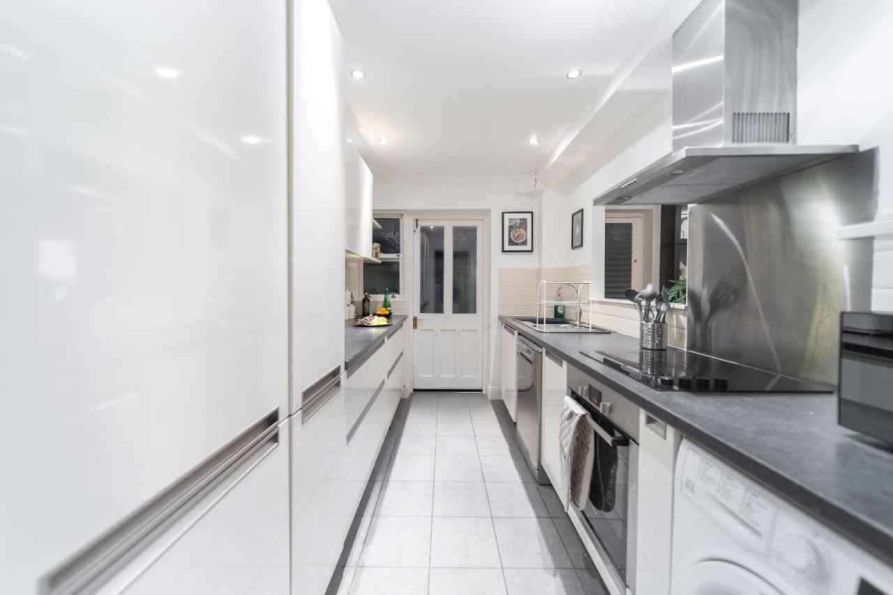 Chic Two Bed Garden Flat