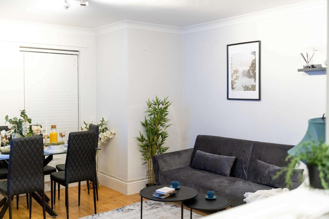 Chic Two Bed Garden Flat *
