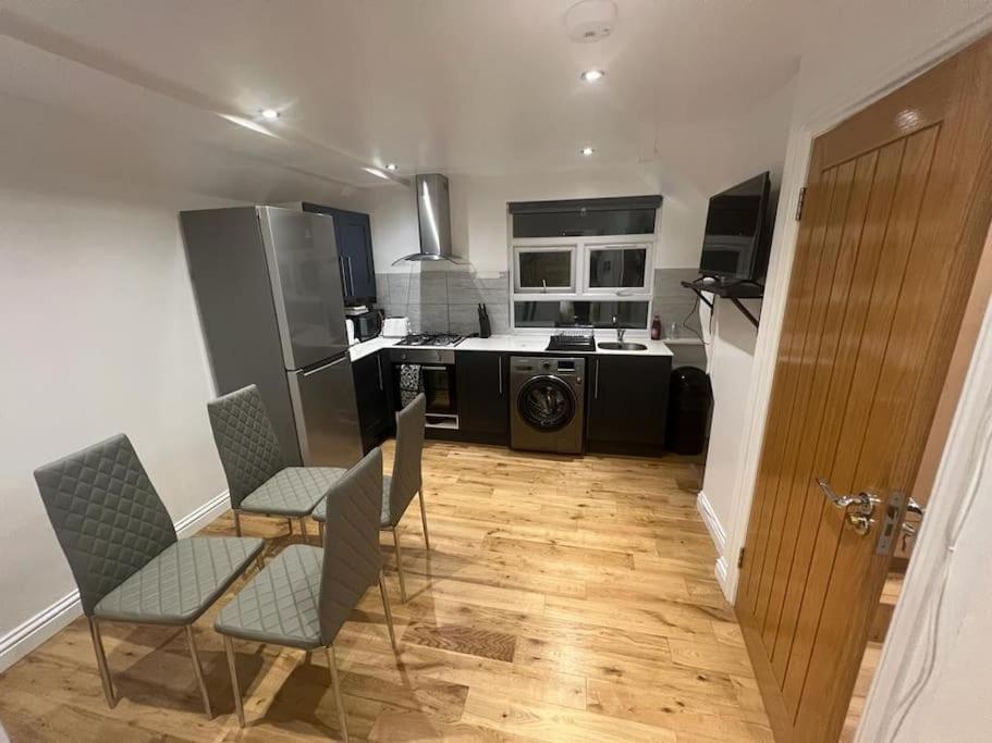 Appartamento 2 Bedroom In Hampdenrd *