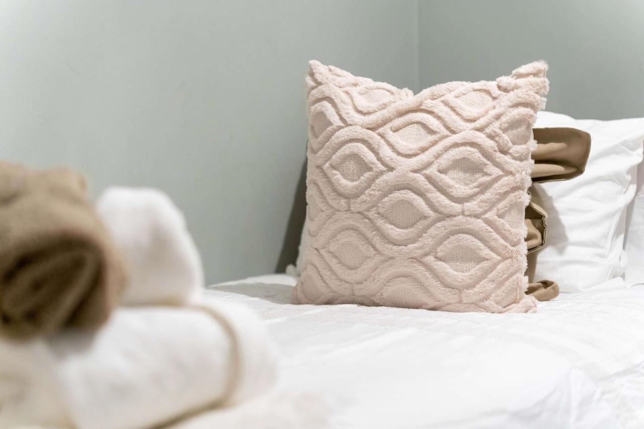 Chic Two Bed Garden Flat *