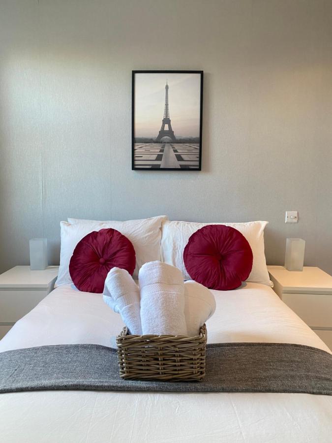 Charming & Bright 2-bed Apt Close To Station Apartment