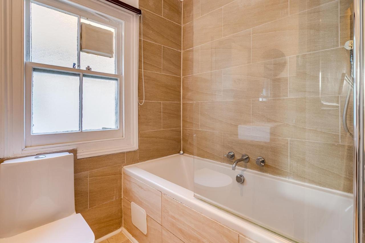 Lovely Place, Perfect For Family And Business Travellers Ideally Located Between The Commons Londen